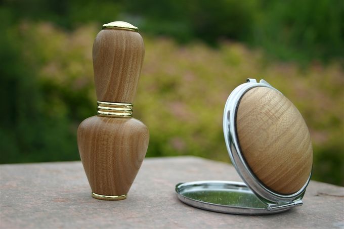 Handgedrechselte Parfumflasche mit Spiegel für die Handtasche aus verschiedenen Hölzern ab 28,--€