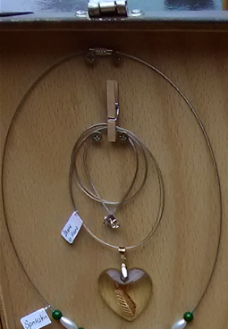 Diverser handgefertigter Schmuck aus Holz, Speckstein, Harz und getrockneten Blumen hinter Glas ab 8,--€