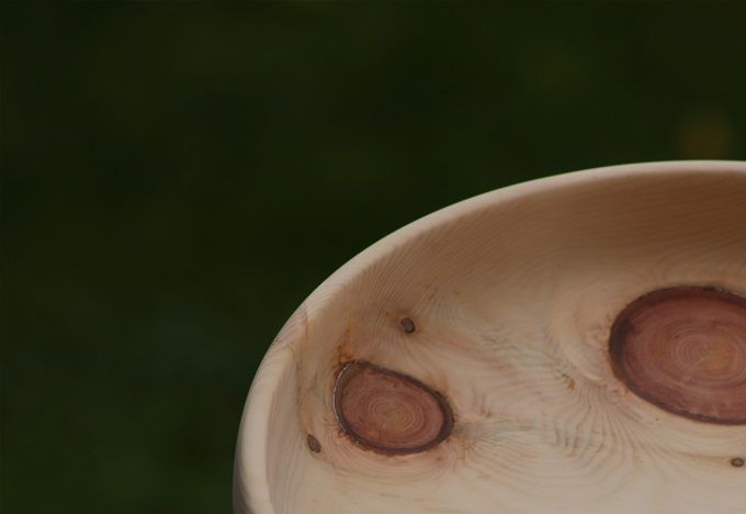 Zirbenschüsseln und Teller in verschiedenen Größen
