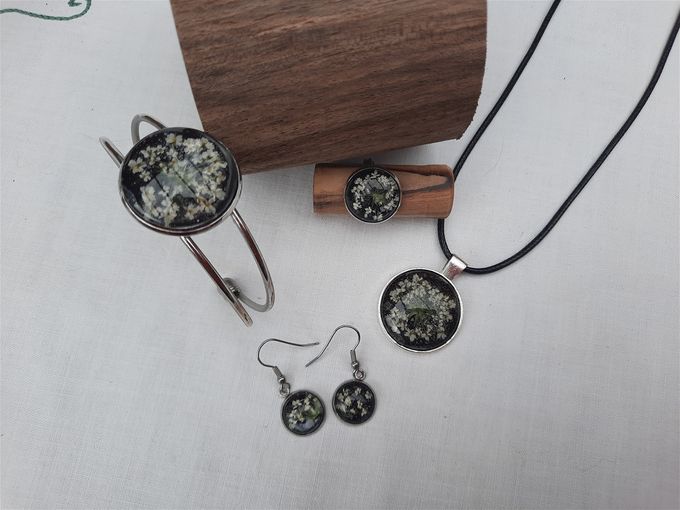 Schmuckset mit getrocknetem Wiesenkerbl hinter Glas  € 49,00